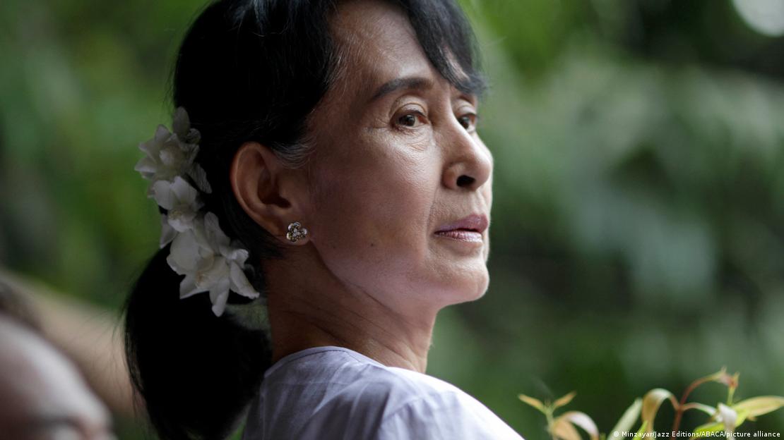 میانمار کی نوبل انعام یافتہ خاتون سیاستدان اونگ سان سوچی، جو اس وقت جیل میں ستائیس برس قید کی سزا کاٹ رہی ہیں
