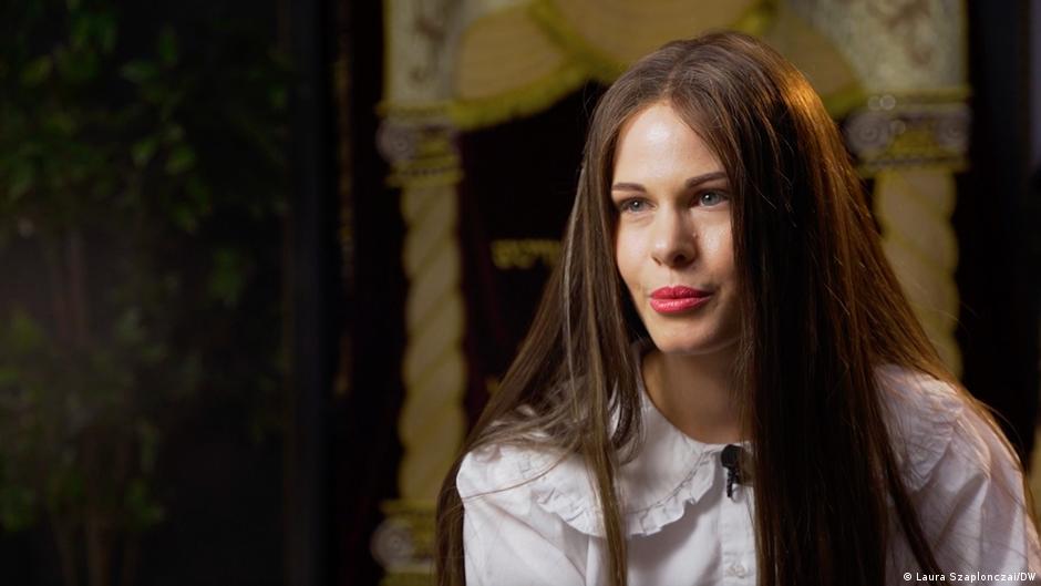 Orthodox Jewish woman gives online insights into her life – DW – 12