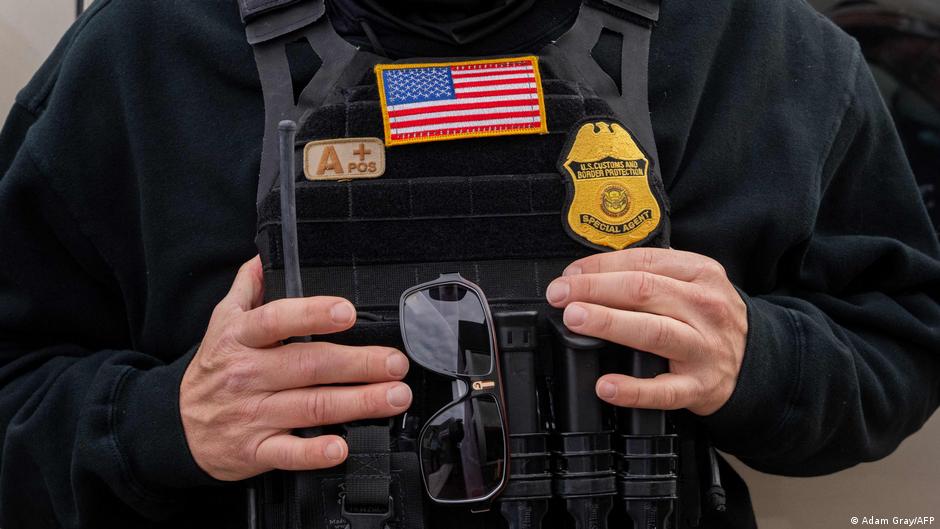 US demands access to tourists' social media histories DW 12/10/2025