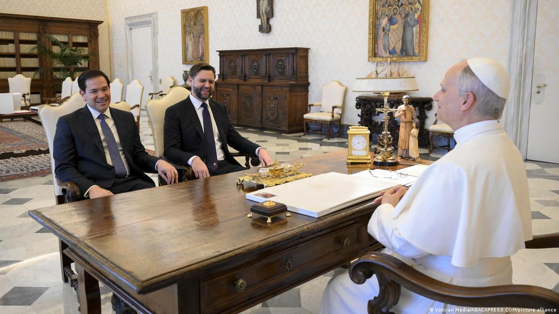 پاپ لئو چهاردهم در تاریخ ۱۹ مه ۲۰۲۵ در واتیکان با معاون رئیس جمهور ایالات متحده، جی. دی. ونس (راست) و وزیر امور خارجه ایالات متحده، مارکو روبیو (چپ) دیدار خصوصی داشت.