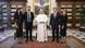 El papa León XIV durante una audiencia privada con el vicepresidente de Estados Unidos, J.D. Vance (izquierda), y el secretario de Estado de Estados Unidos, Marco Rubio (derecha), y sus esposas en el Vaticano el 19 de mayo de 2025.
