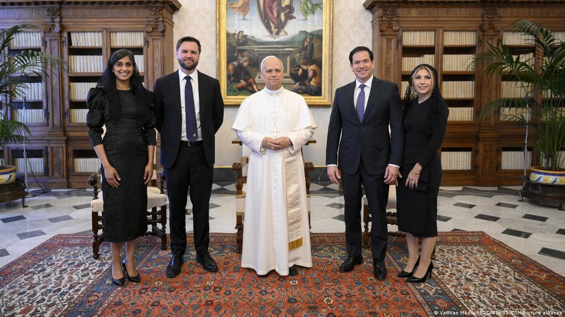 El papa León XIV durante una audiencia privada con el vicepresidente de Estados Unidos, J.D. Vance (izquierda), y el secretario de Estado de Estados Unidos, Marco Rubio (derecha), y sus esposas en el Vaticano el 19 de mayo de 2025.