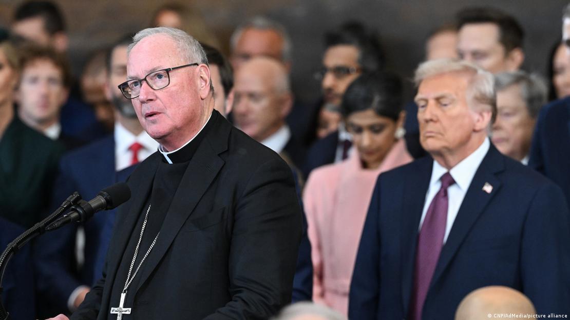 کاردینال تیموتی دولان، اسقف اعظم نیویورک، در مراسم تحلیف پیش از سوگند دونالد ترامپ به عنوان چهل و هفتمین رئیس جمهور ایالات متحده در ساختمان کنگره ایالات متحده در واشنگتن دی سی، در تاریخ ۲۰ ژانویه ۲۰۲۵، نیایش را ایراد می‌کند.