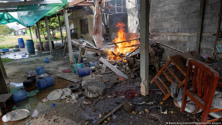 Thai-Cambodia fighting intensifies ahead of Trump call DW 12/11/2025