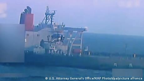 Die Beschlagnahmung eines Öltankers vor der venezolanischen Küste durch die USA heizt den ohnehin angespannten Konflikt weiter an. Die Beschlagnahmung eines Öltankers vor der venezolanischen Küste durch die USA heizt den ohnehin angespannten Konflikt weiter an.