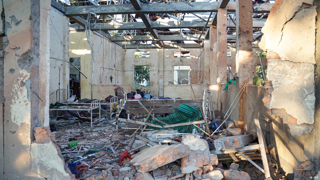 میانمار میں گیارہ دسمبر کو ریاست راکھین میں ملکی فوج کے ایک بڑے فضائی حملے کے بعد کی تصویر، جس میں کم از کم 30 افراد مارے گئے تھے