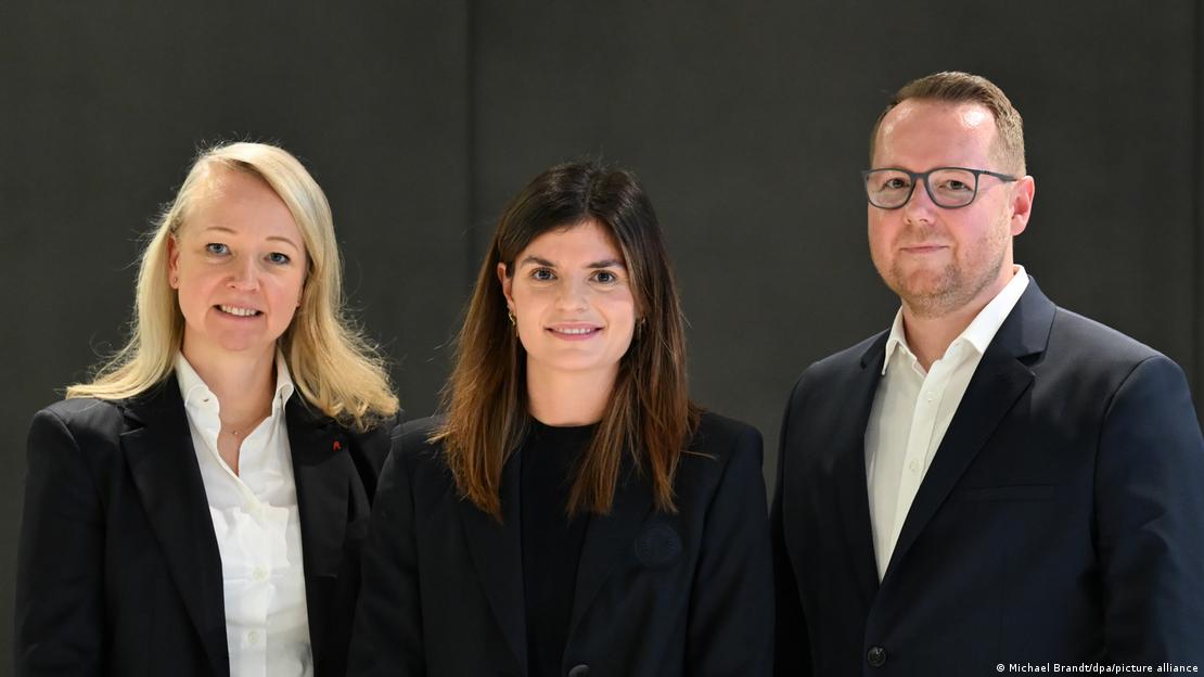 Veronica Saß vom FC Bayern München, Katharina Kiel von Eintracht Frankfurt und Florian Zeutschler von der SGS Essen (l.-r-) 