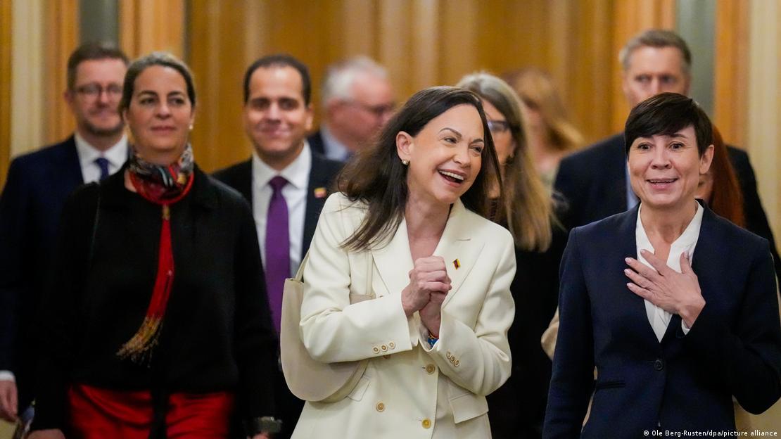 María Corina Machado mit Ine Marie Eriksen Søreide, política consevadora del partido Høyre, en el Parlamento noruego. (11.12.2025).