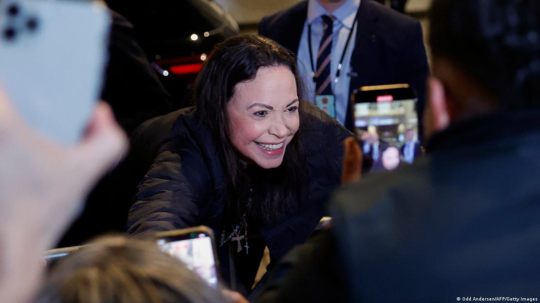 La opositora María Corina Machado saluda a sus seguidores en el Grand Hotel de Oslo. (11.12.2025).