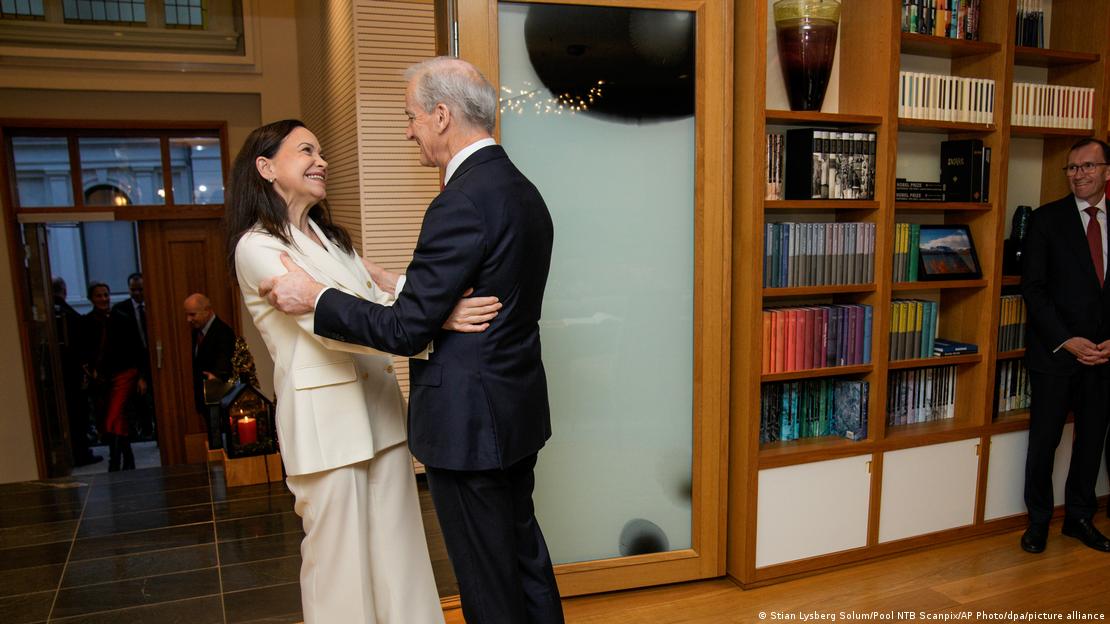 El primer ministro noruego, Jonas Gahr Støre, recibe con un abrazo a la líder opositora venezolana María Corina Machado en oficinas del Gobierno. (11.12.2025).