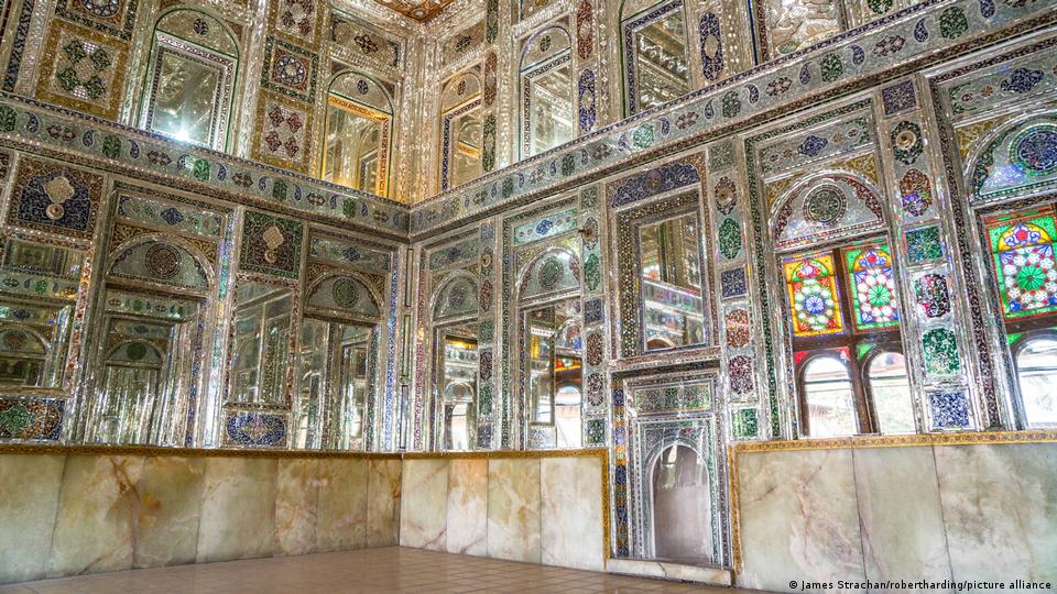 نمایی از آینهکاری در خانه "زینتالملک" در شیراز نمایی از آینهکاری در خانه "زینتالملک" در شیراز