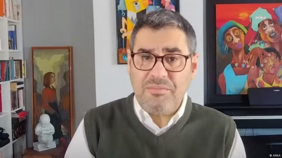 "Sağcılık suçtur" açıklamasının ardından tutuklanan gazeteci Enver Aysever hakkında iddianame hazırlandı

Aysever "kendisini yanlış anlayanlardan" özür dileyeceğini söyledi