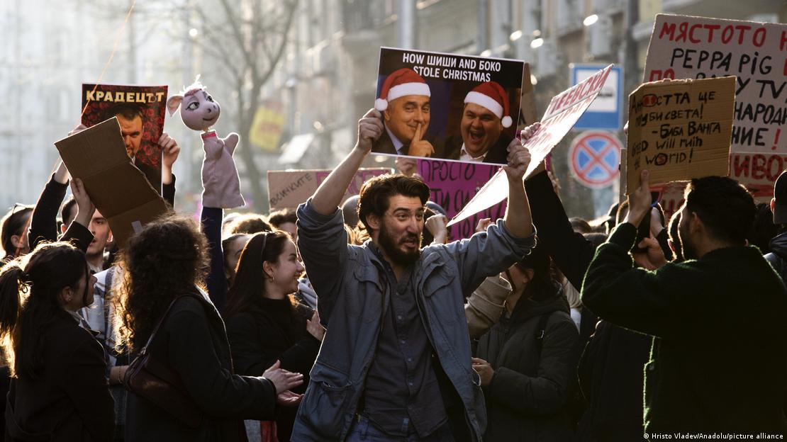 Bulgarien Sofia 2025 | Regierungskritische Demonstranten halten Schilder in die Höhe Bulgarien Sofia 2025 | Regierungskritische Demonstranten halten Schilder in die Höhe