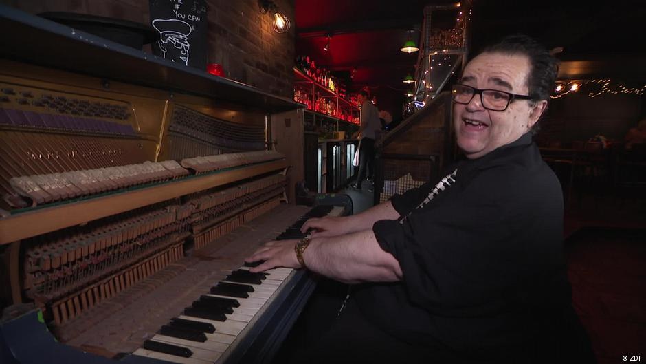 Meet Trev: One of the last pub pianists in England – DW – 12