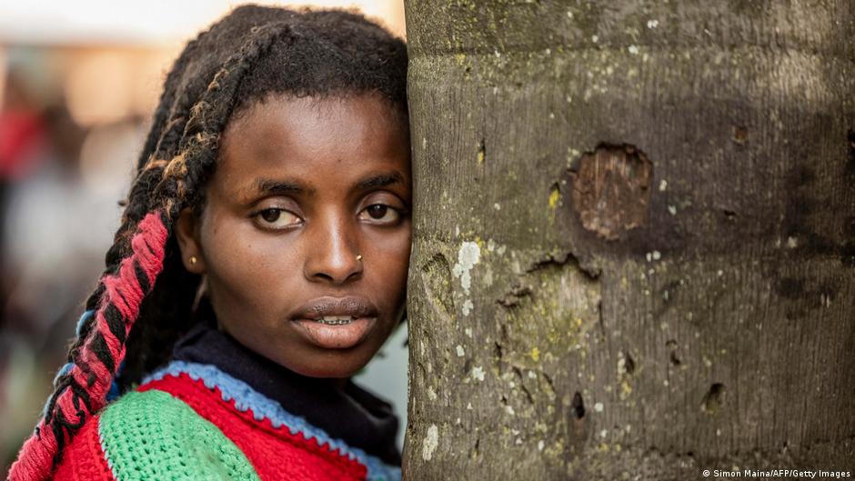 Kenyan woman hugs tree for 72 hours, breaks own record