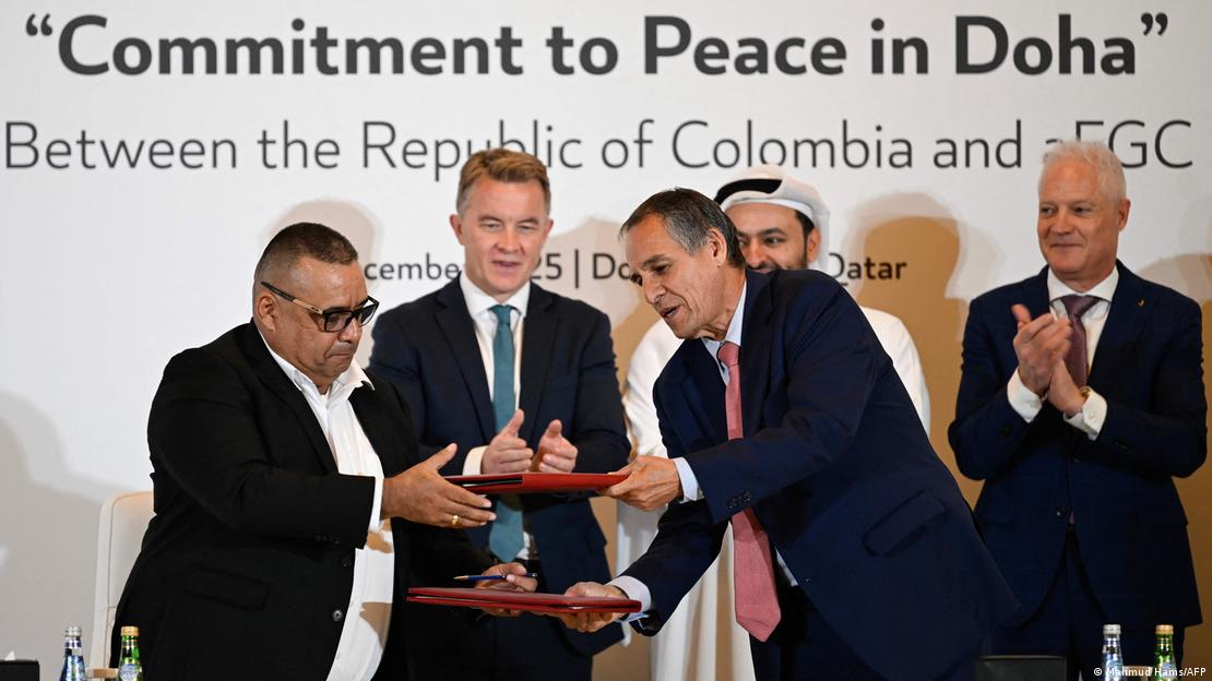 Doha, 5.12.2025: firma del acuerdo de paz entre el Gobierno de Colombia y la organización criminal Clan del Golfo. Doha, 5.12.2025: firma del acuerdo de paz entre el Gobierno de Colombia y la organización criminal Clan del Golfo.