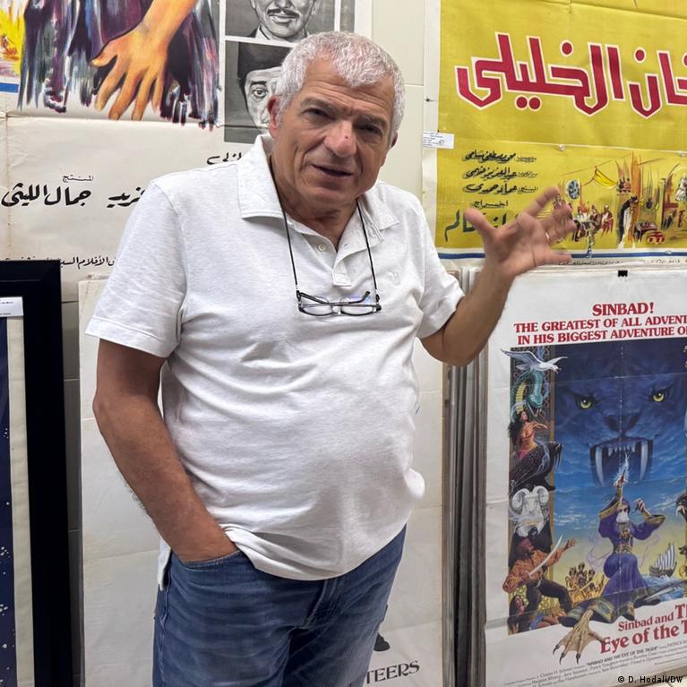 "بجمع الملصقات".. رجل ينقذ ذاكرة لبنان السينمائية من النسيان