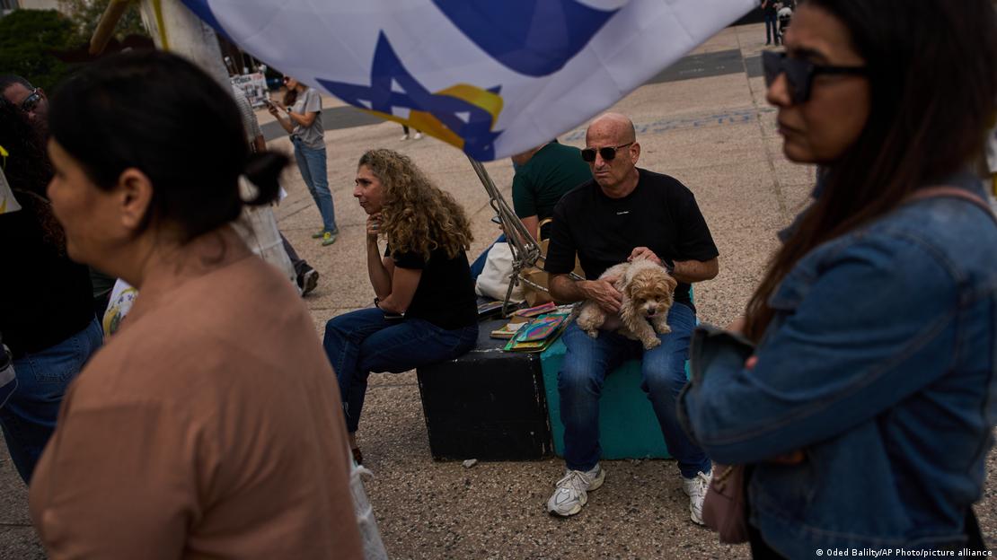 Varias personas en una manifestación en Tel Aviv por la devolución del cuerpo del rehén asesinado Ran Gvili, en diciembre de 2025.