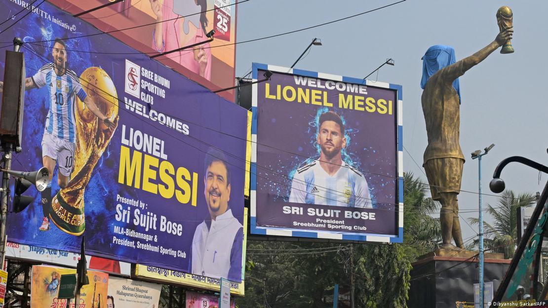 Estatua de más de 20 metros de altura de Lionel Messi en Calcuta, India.