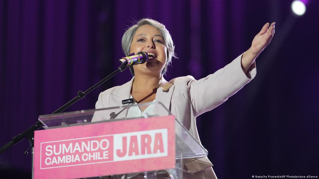 La candidata se dirige a sus seguidores con un gesto extendiendo la mano desde el atril. La candidata se dirige a sus seguidores con un gesto extendiendo la mano desde el atril.