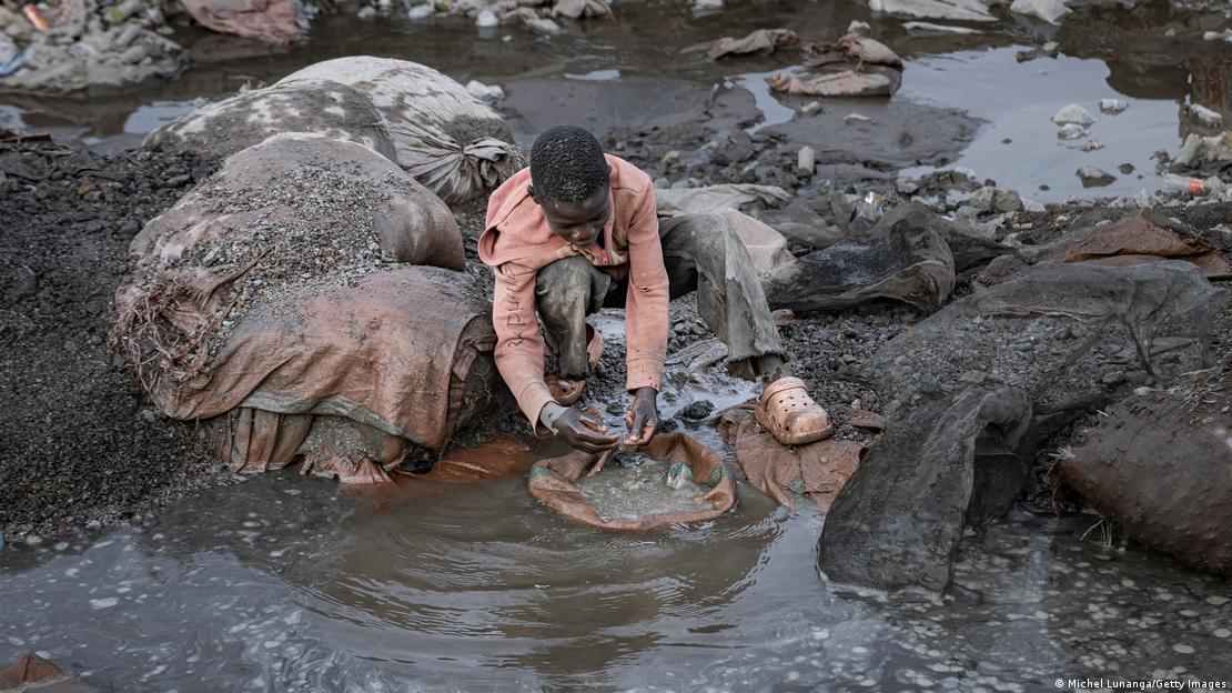 Demokratik Kongo Cumhuriyeti'nde kobalt arayan 10 yaşında bir çocuk. UNICEF raporuna göre, sadece Demokratik Kongo Cumhuriyeti'nde 2025 yılının ilk dokuz ayında çocuklara yönelik 35 binden fazla cinsel şiddet vakası tespit edildi