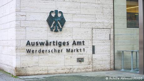 US-Präsident Donald Trump, Menschenrechtsorganisationen und mehrere Regierungen, darunter auch Deutschland, riefen den Iran dazu auf, die Gewalt gegen die eigene Bevölkerung zu beenden.