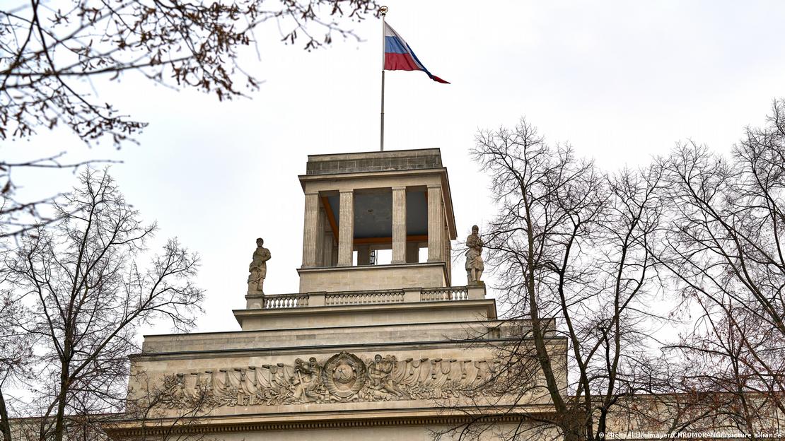 Flamur rus në ndërtesën e ambasadës ruse në Berlin