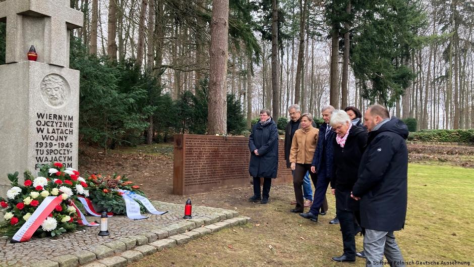Nazwiska 185 Polaków na cmentarnych tablicach. „Godnie upamiętnieni”