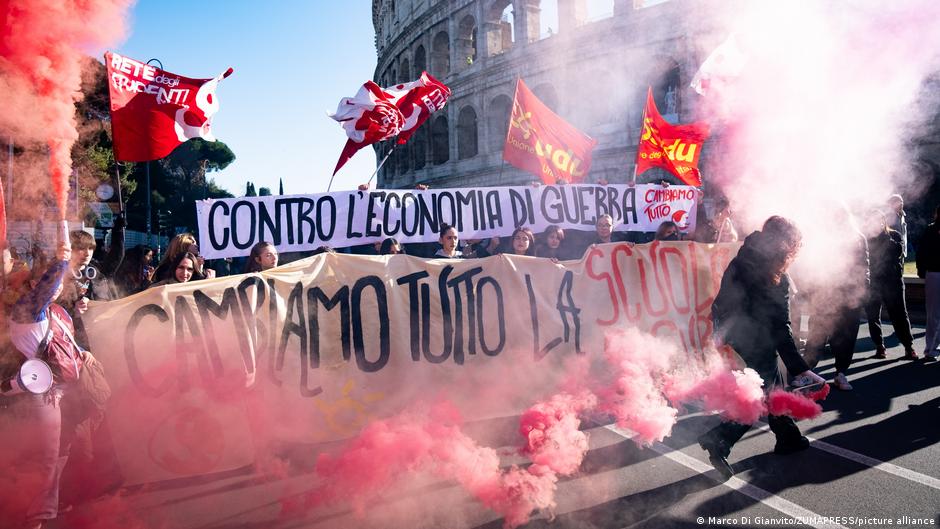 Italy: Thousands demonstrate against Meloni's budget