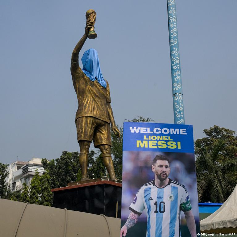 Image for Fans storm pitch after Messi leaves India event early