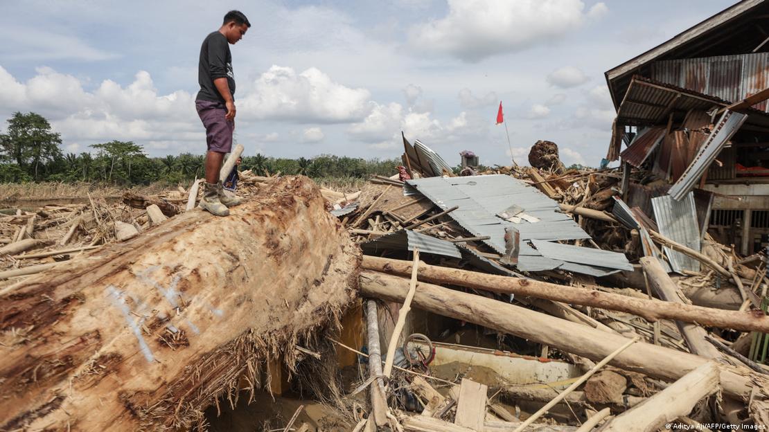 Endonezya Aceh Tamiang'da insanlar ani sel felaketinin ardından evinin kalıntılarını arıyor. Endonezya Aceh Tamiang'da insanlar ani sel felaketinin ardından evinin kalıntılarını arıyor.