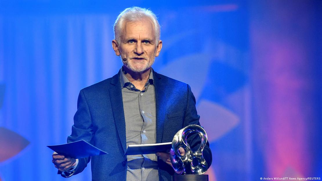 Ales Bialiatski recoge el premio Livelihood en diciembre de 2020.