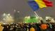 Protestatari la București cu un drapel al României Protestatari la București cu un drapel al României