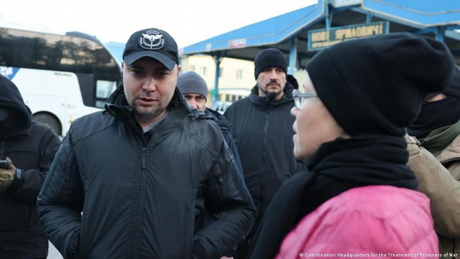 Зеленський пояснив, чому Мінськ передав політв'язнів Києву – DW – 14.12.2025