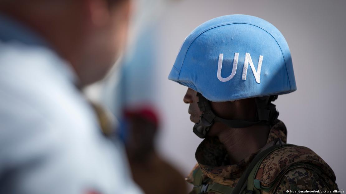 Soldado com o capacete azul da ONU
