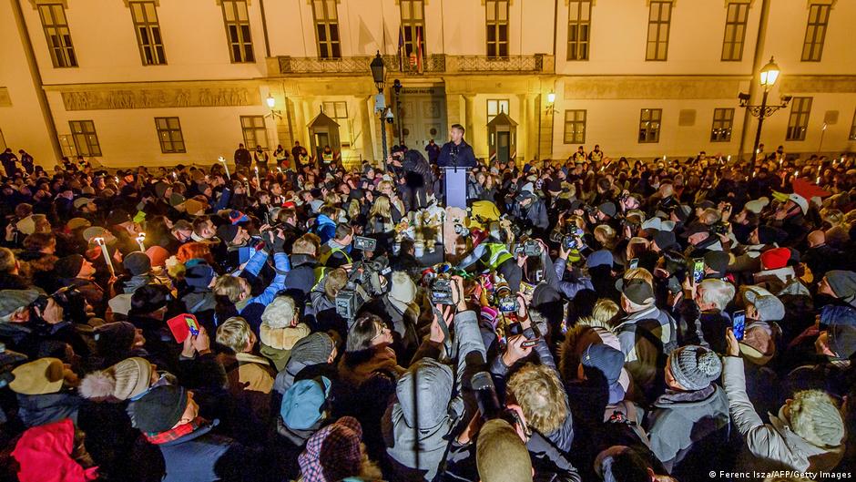 Hungary: Thousands march demanding Orban's ouster DW 12/14/2025