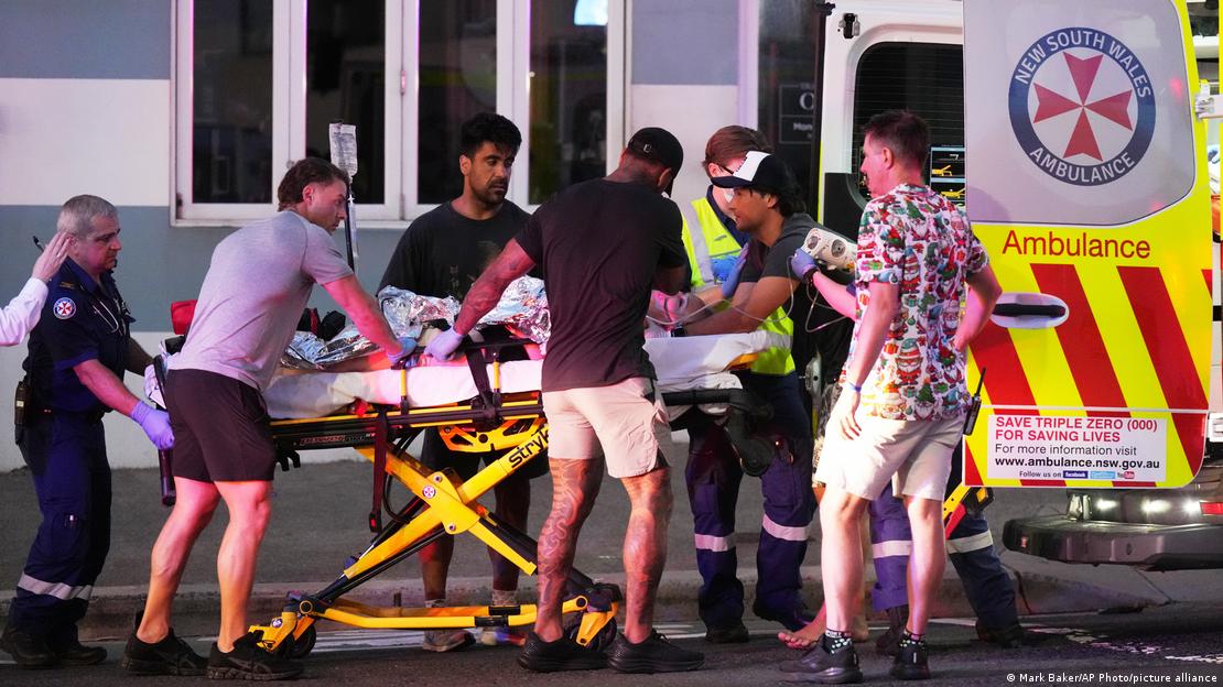 Homem é levado a ambulância em Bondi Beach Homem é levado a ambulância em Bondi Beach