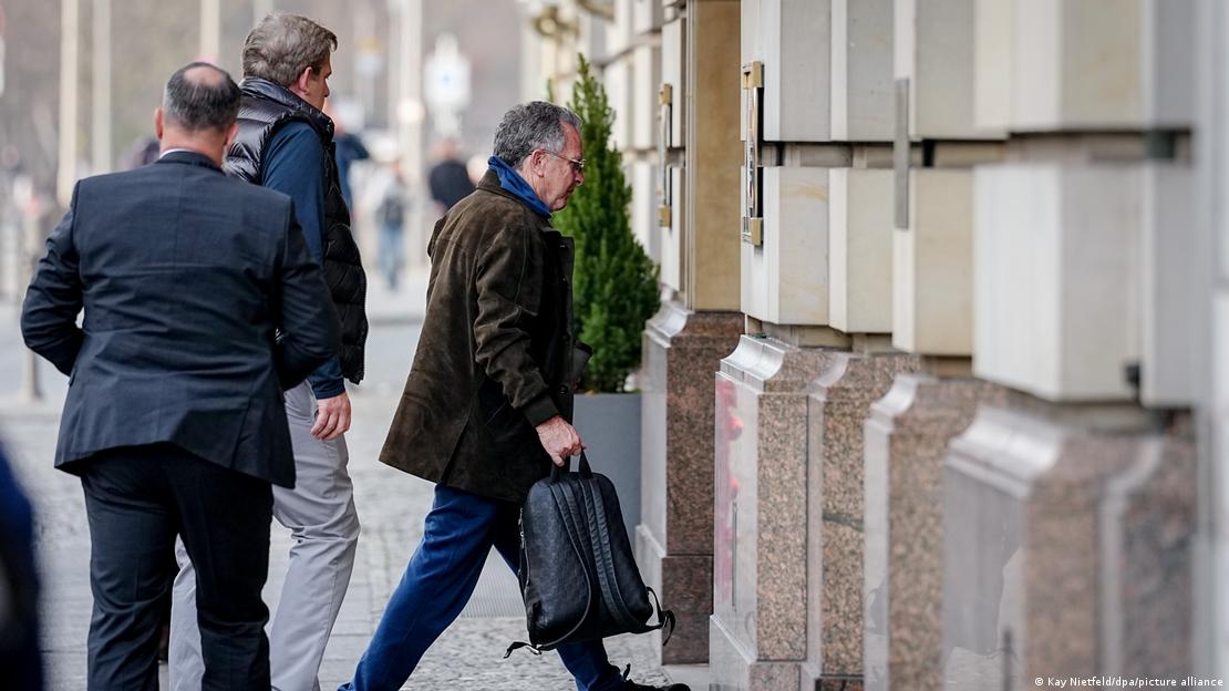 El enviado estadounidense llega a su hotel en Berlín para las negociaciones sobre Ucrania.