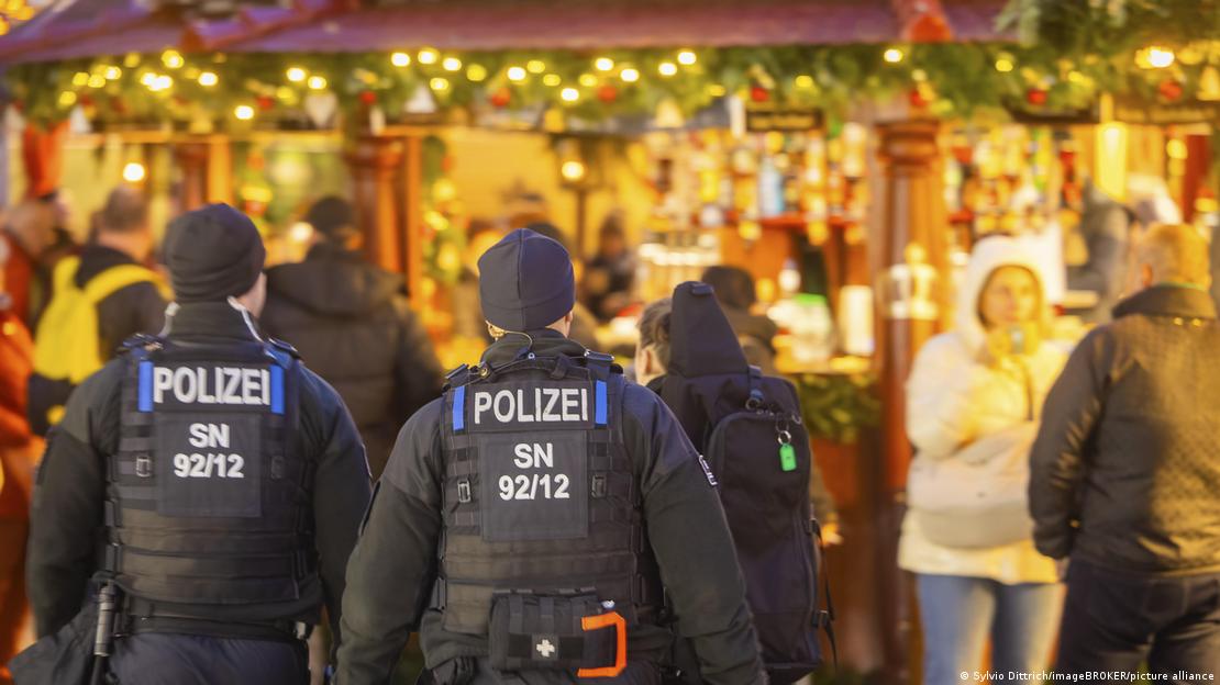 Αστυνομικοί σε χριστουγεννιάτικη αγορά στη Δρέσδη Αστυνομικοί σε χριστουγεννιάτικη αγορά στη Δρέσδη