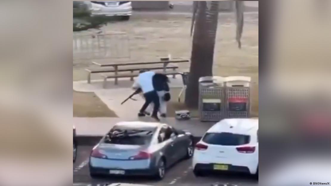 حمله رهگذری به یکی از مظنونان تیراندازی در سیدنی حمله رهگذری به یکی از مظنونان تیراندازی در سیدنی