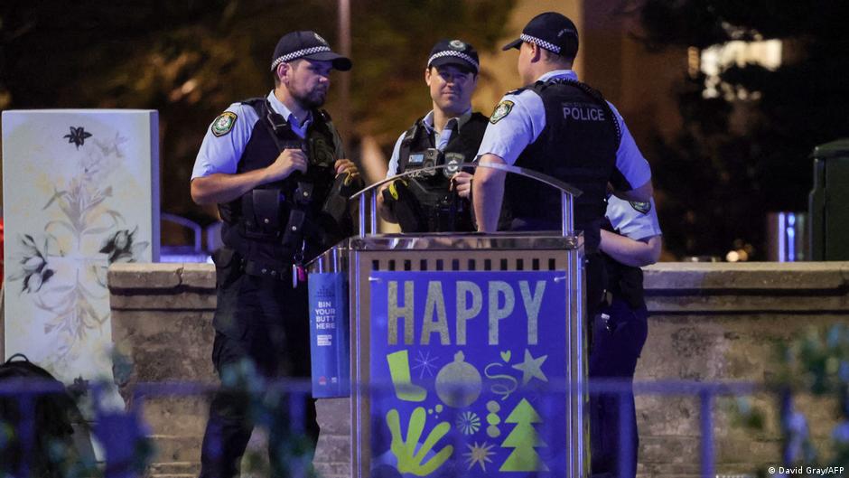 Bondi Beach shooting 'terrorism' say Australian police – DW – 12