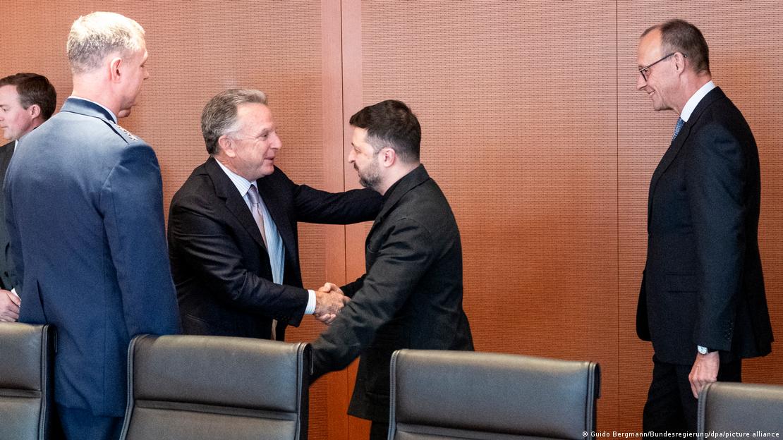 Volodymyr Zelenski (i dyti nga e djathta), President i Ukrainës, përshëndet Kancelarin Friedrich Merz ( djathtas) dhe Të Dërguarin Special Steve Witkoff (i dyti nga e majta) në fillim të takimit në Zyrën Kancelerore. Merz pas Zelenskit, Zelenski i jep doren Wittkoffit.
