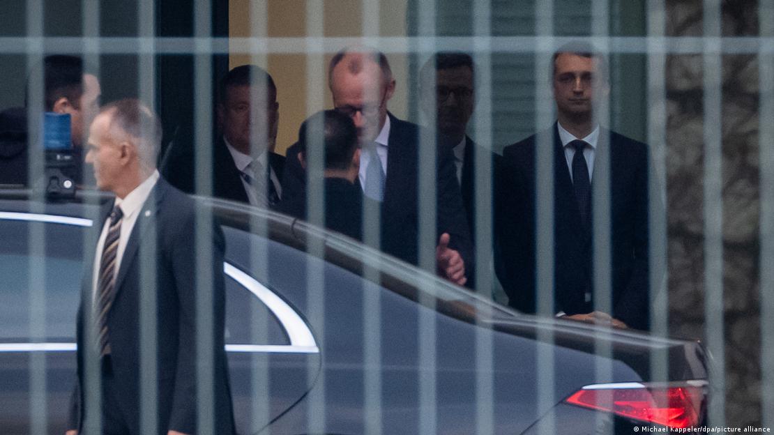 Kancelari Friedrich Merz ( në qendër) mirëpret Volodymyr Zelenski, Presidentin e Ukrainës, para bisedimeve për Ukrainën në Zyren Kancelarore (foto pas kangjellave sapo Zelenski zbret nga vetura)