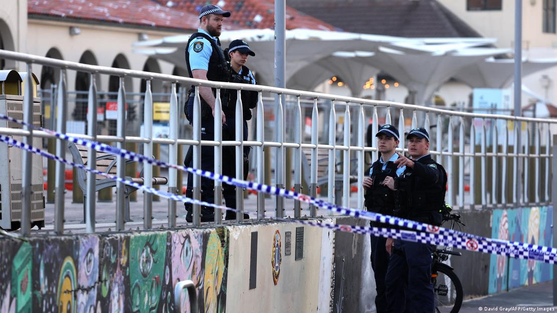 Polizei untersucht Tatort nach tödlichem Schussangriff auf jüdische Chanukka-Feier am Bondi Beach