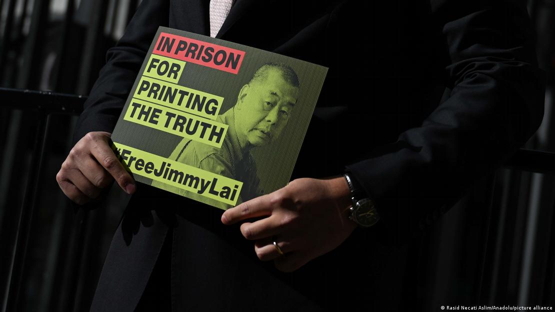 图为2025年9月，黎智英的儿子黎崇恩接受媒体访问时，手上拿著释放黎智英的标语。（资料照）