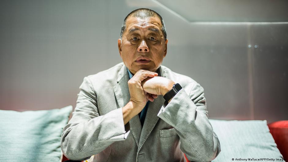 黎智英肖像照,他雙手托著下巴,目光看向鏡頭若有所思。