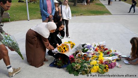 Menschen kommen mit Blumen zum Ort des Anschlags, um der Opfer zu gedenken. Menschen kommen mit Blumen zum Ort des Anschlags, um der Opfer zu gedenken.