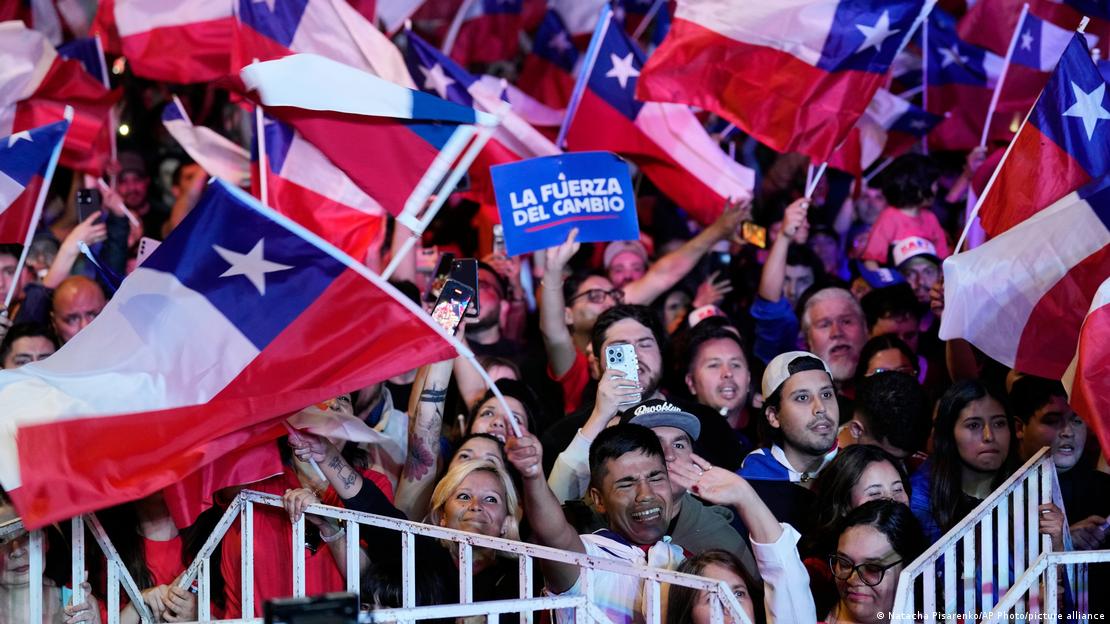 Los partidarios de Jose Antonio Kast festejan el triunfo en el balotaje presidencial de Chile. (14.12.2025)