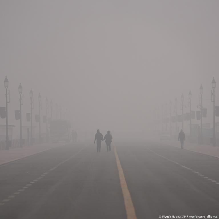India: Toxic smog chokes Delhi, disrupts travel