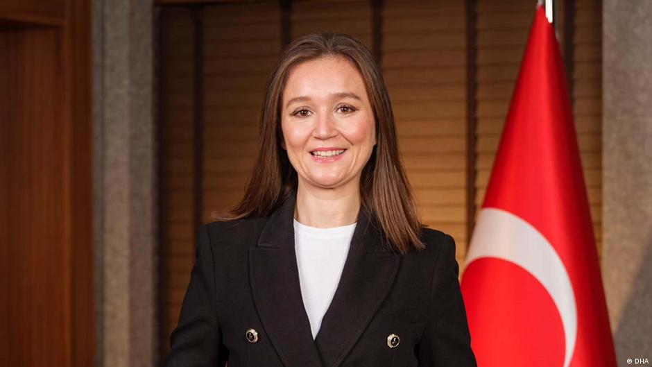 Özgür Özel: Bir kardeşi hangi kelimelerle uğurlayabilirsiniz ki?

Hayatını kaybeden Manisa Şehzadeler Belediye Başkanı Gülşah Durbay bugün Manisa'da defnedildi

Durbay kolon kanseri tedavisi görüyordu